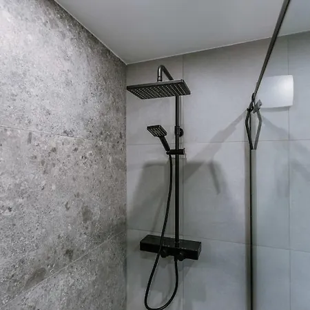 Modern 2 Bedroom Near The Sea شقة *