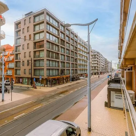 Modern 2 Bedroom Near The Sea شقة