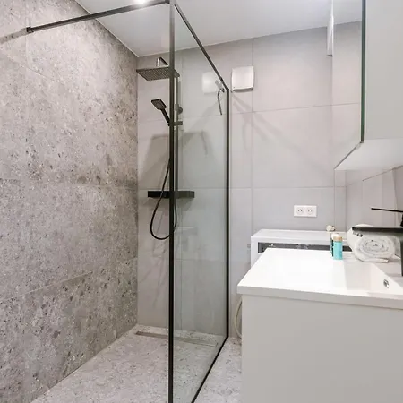 Modern 2 Bedroom Near The Sea *