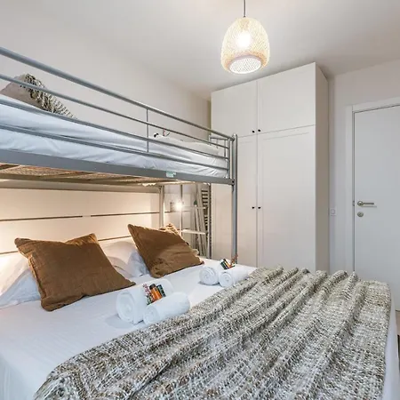 Modern 2 Bedroom Near The Sea *
