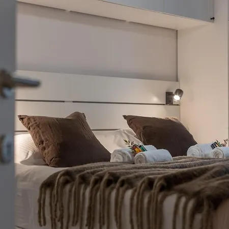 Modern 2 Bedroom Near The Sea شقة *